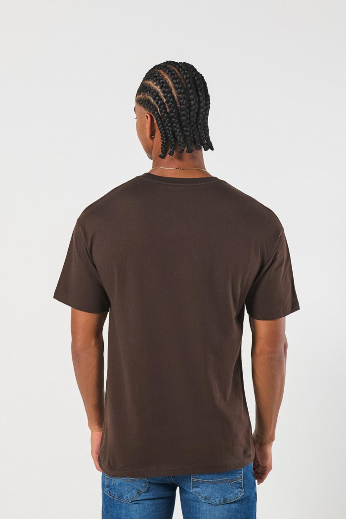 Camiseta café oscura manga corta con texto college