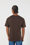 Camiseta café oscura manga corta con texto college