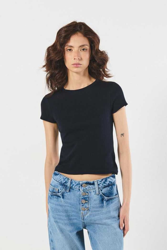Camiseta en rib manga corta unicolor con cuello redondo