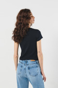 Camiseta en rib manga corta unicolor con cuello redondo