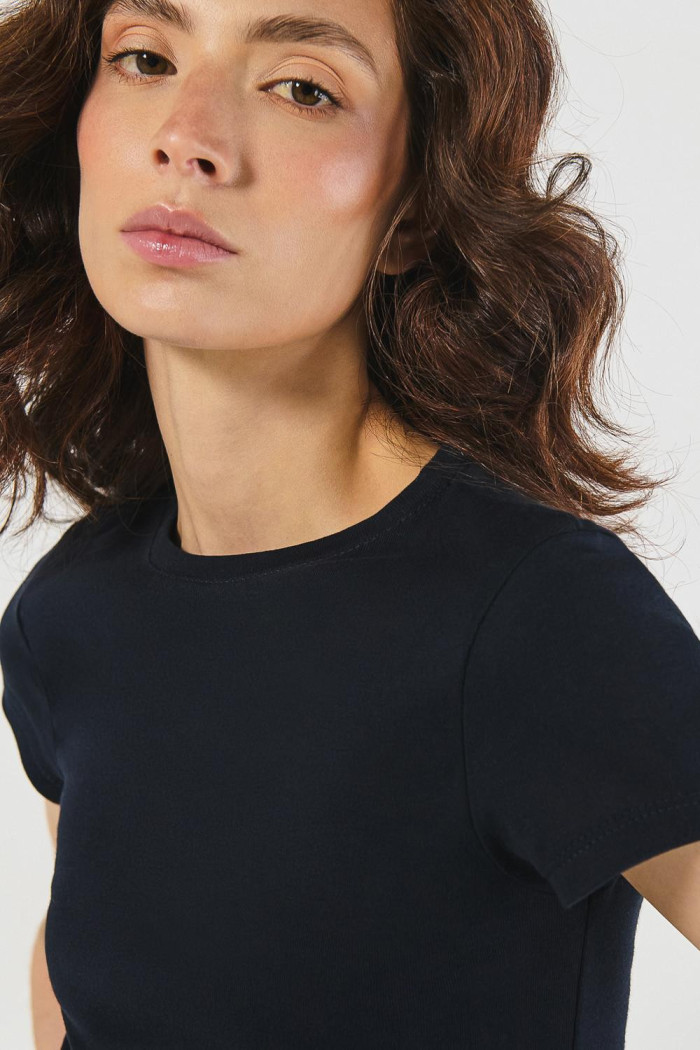Camiseta en rib manga corta unicolor con cuello redondo