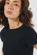 Camiseta en rib manga corta unicolor con cuello redondo