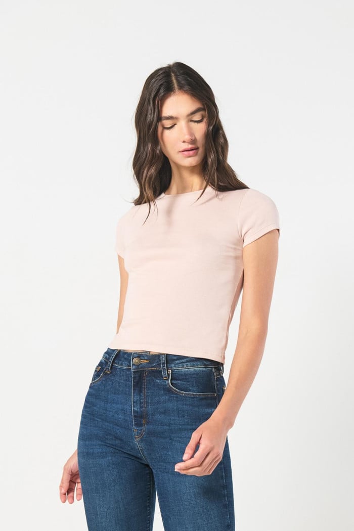 Camiseta unicolor en rib ajustada con cuello redondo