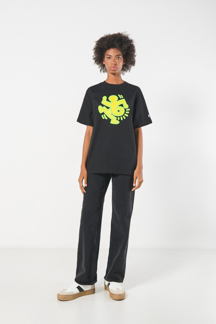 Camiseta manga corta negra oversize con arte de Keith Haring