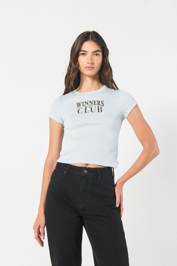 Camiseta azul clara en rib manga corta con diseño college