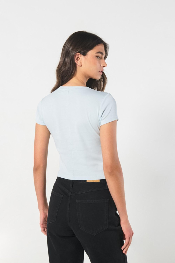 Camiseta azul clara en rib manga corta con diseño college