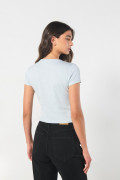 Camiseta azul clara en rib manga corta con diseño college