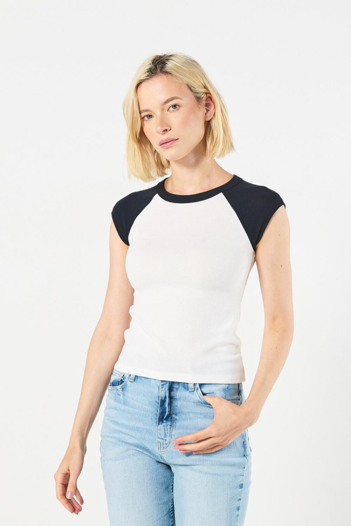 Camiseta en rib crema clara con manga ranglan corta