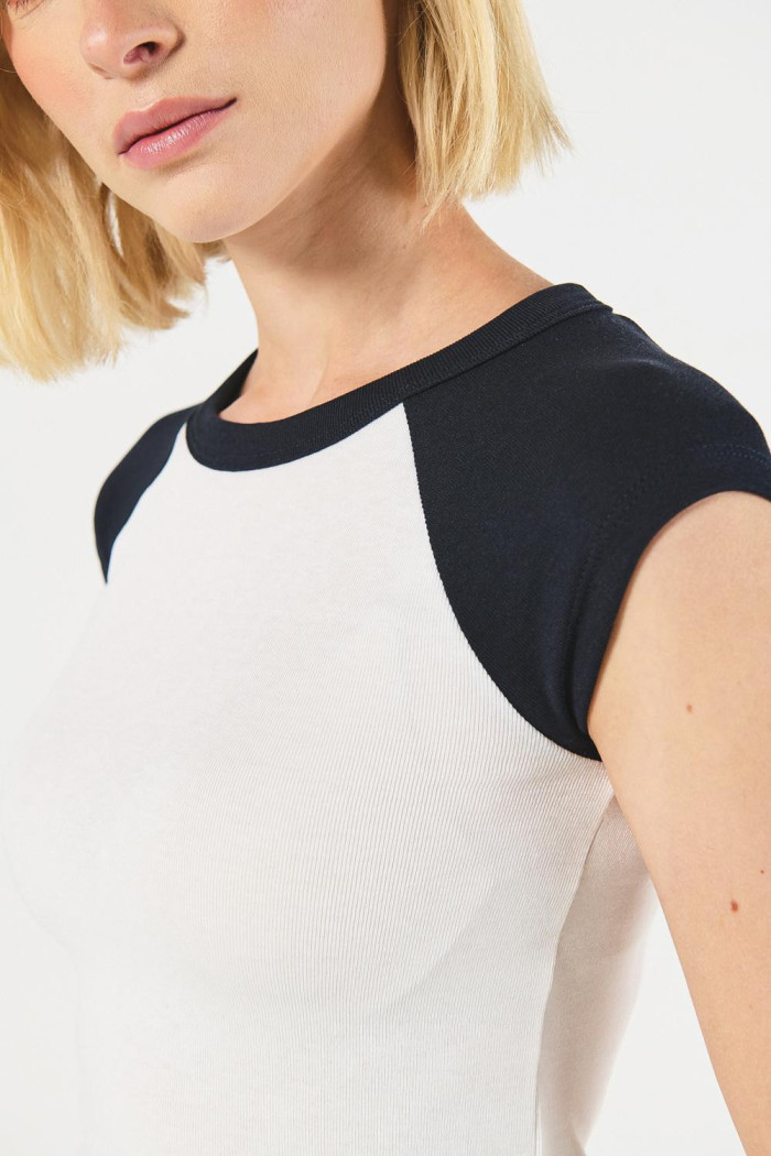 Camiseta en rib crema clara con manga ranglan corta