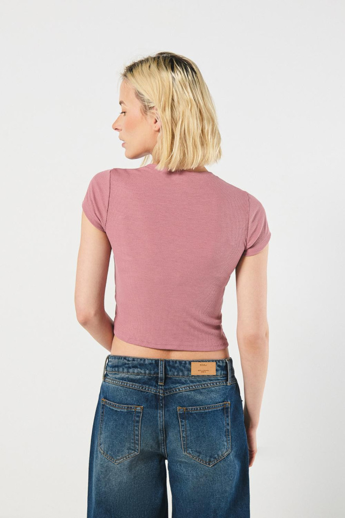 Camiseta en rib rosada oscura manga corta con texturas