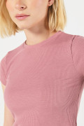 Camiseta en rib rosada oscura manga corta con texturas