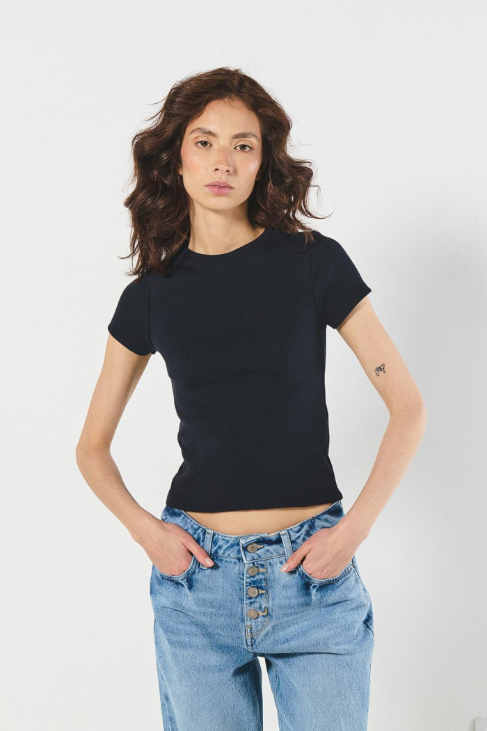 Camiseta azul intensa en rib manga corta con ajuste ceñido