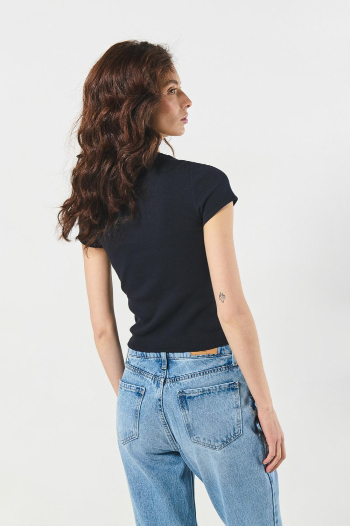 Camiseta azul intensa en rib manga corta con ajuste ceñido