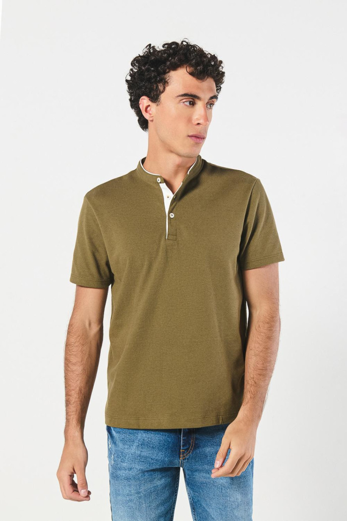 Camiseta polo verde oscura con cuello nerú y manga corta