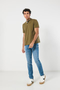 Camiseta polo verde oscura con cuello nerú y manga corta