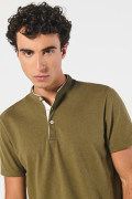 Camiseta polo verde oscura con cuello nerú y manga corta