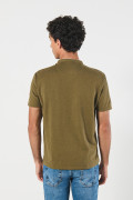 Camiseta polo verde oscura con cuello nerú y manga corta