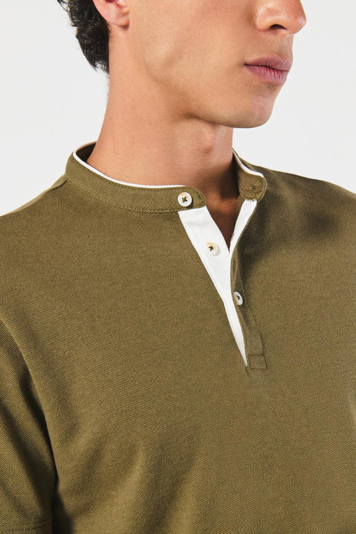 Camiseta polo verde oscura con cuello nerú y manga corta