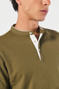Camiseta polo verde oscura con cuello nerú y manga corta