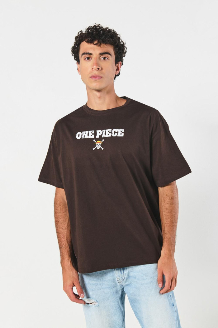 Camiseta unicolor con diseños de One Piece y manga corta