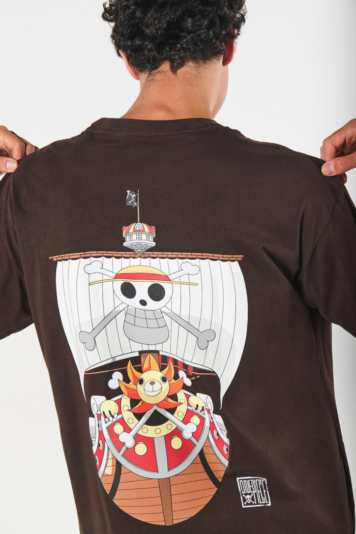Camiseta unicolor con diseños de One Piece y manga corta