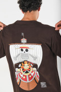 Camiseta unicolor con diseños de One Piece y manga corta