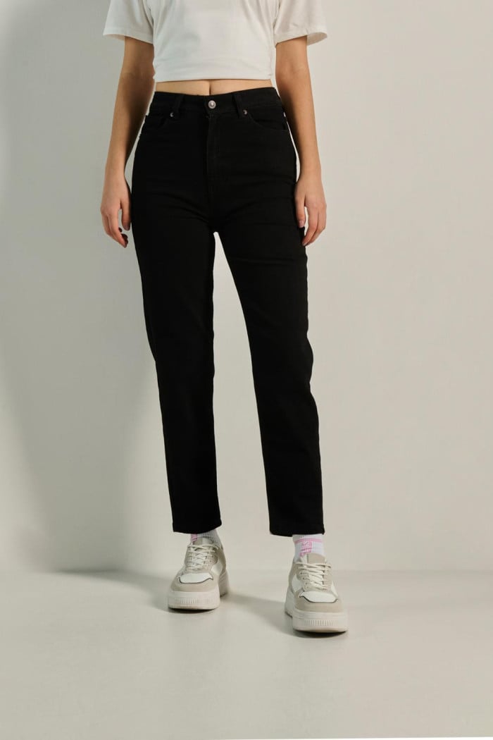 Jean mom negro con bota recta y tiro súper alto