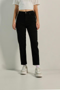 Jean mom negro con bota recta y tiro súper alto