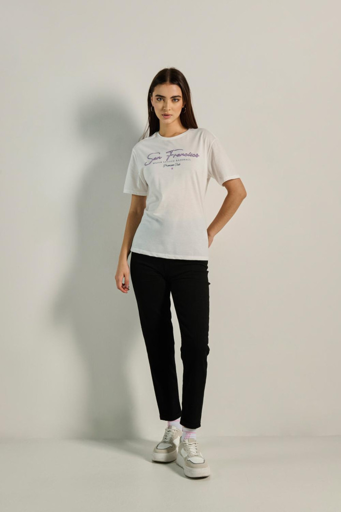 Jean mom negro con bota recta y tiro súper alto