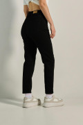 Jean mom negro con bota recta y tiro súper alto
