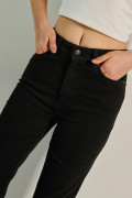 Jean mom negro con bota recta y tiro súper alto
