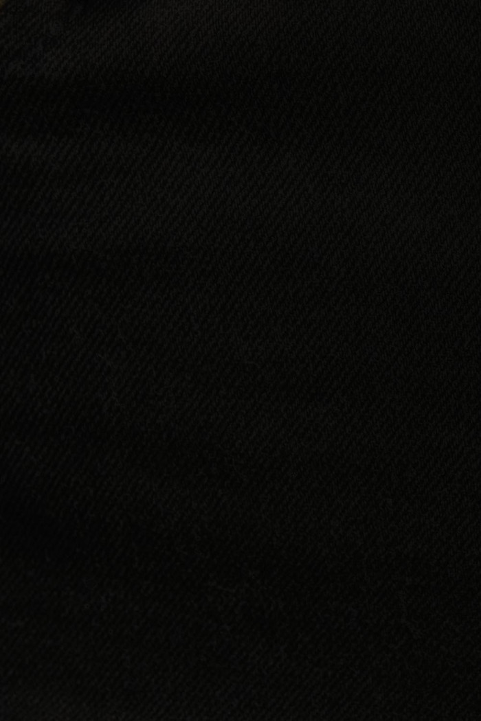 Jean mom negro con bota recta y tiro súper alto