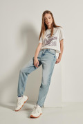 Jean tiro alto boyfriend azul con desgastes y bota recta
