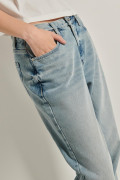 Jean tiro alto boyfriend azul con desgastes y bota recta