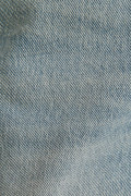 Jean tiro alto boyfriend azul con desgastes y bota recta