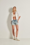 Short azul claro en jean con desgastes y dobladillos