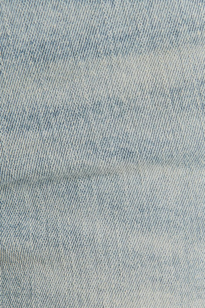 Short azul claro en jean con desgastes y dobladillos