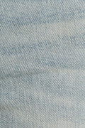 Short azul claro en jean con desgastes y dobladillos