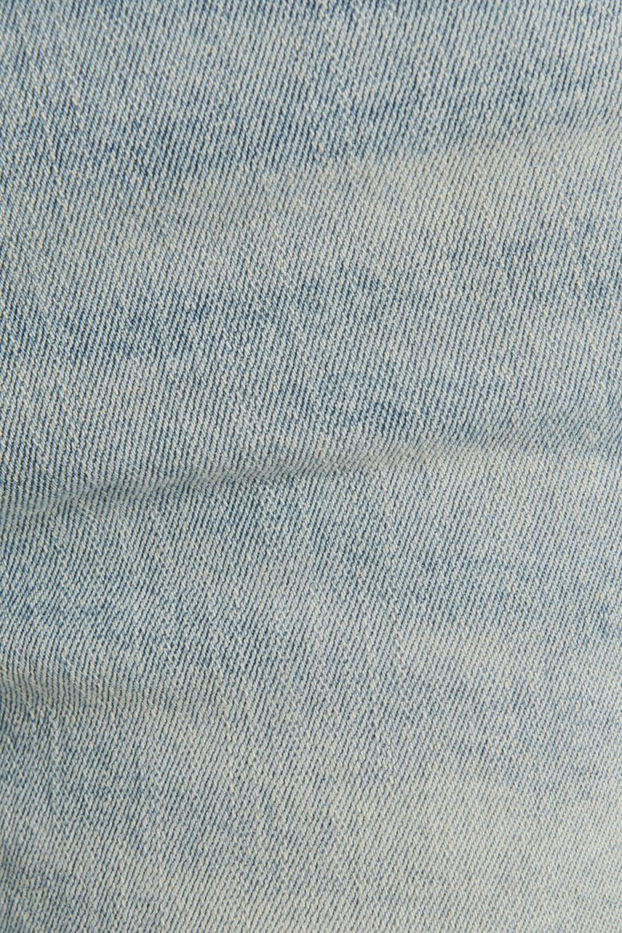 Short azul claro en jean con desgastes y dobladillos