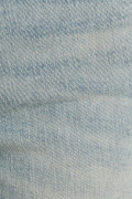 Short azul claro en jean con desgastes y dobladillos