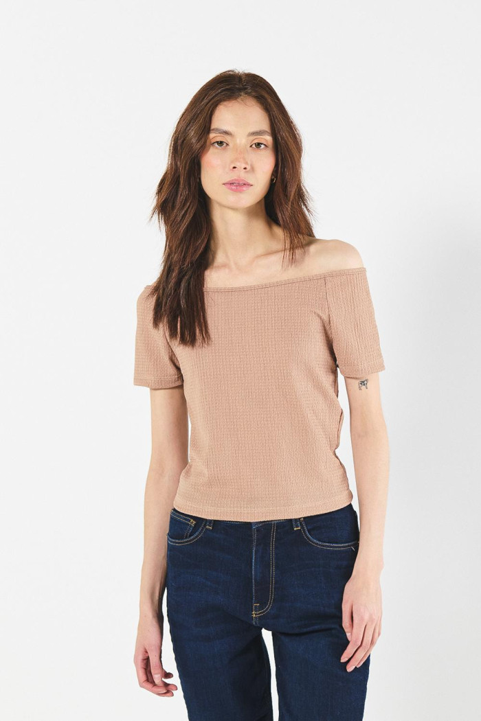 Camiseta unicolor con cuello bandeja y manga corta