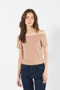 Camiseta unicolor con cuello bandeja y manga corta
