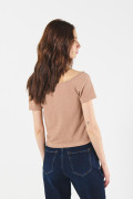 Camiseta unicolor con cuello bandeja y manga corta