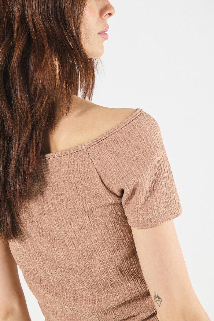 Camiseta unicolor con cuello bandeja y manga corta