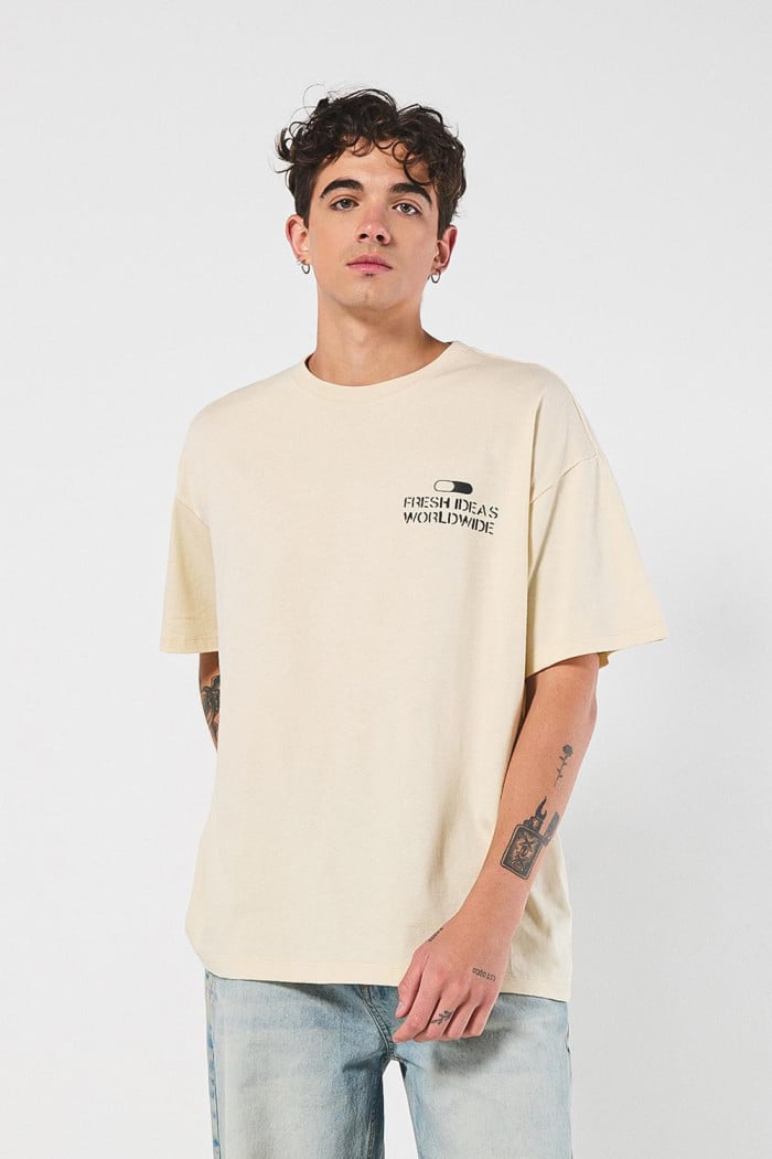 Camiseta oversize kaki manga corta con textos estampados
