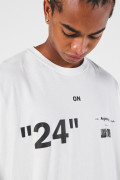 Camiseta oversize crema manga corta y estampados artísticos