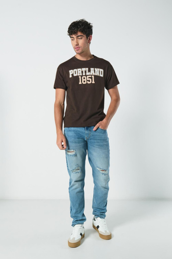 Camiseta café en algodón con manga corta y arte college