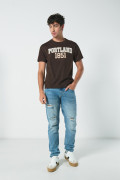 Camiseta café en algodón con manga corta y arte college
