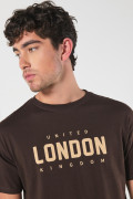 Camiseta café oscura cuello redondo con diseño college