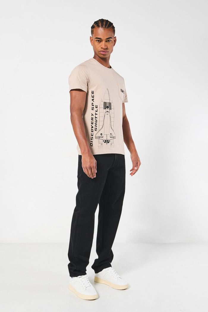 Camiseta kaki clara de NASA con manga corta y bolsillo